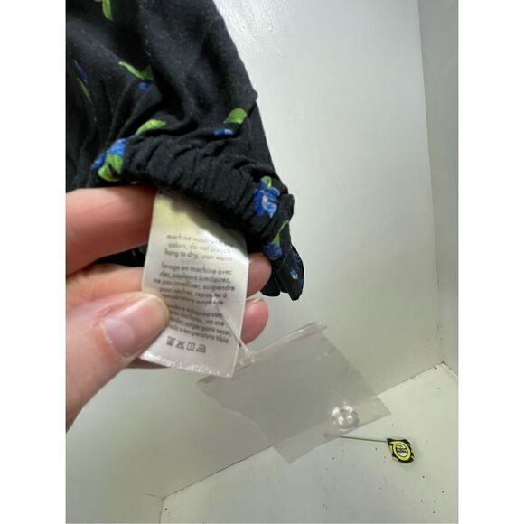 We Wore What NWOT Black Floral Crop Top Size L - Picture 6 of 8